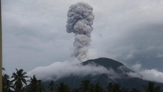 Gunung Ibu Erupsi, Semburkan Abu Vulkanik 3,5 Kilometer