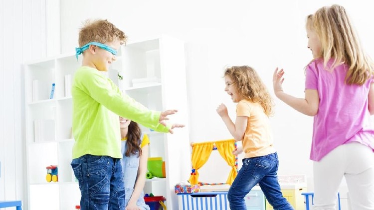 Bird Box Challange sudah banyak makan korban. Bunda, kenali bahayanya yuk, agar anak-anak nggak ikutan mencoba!