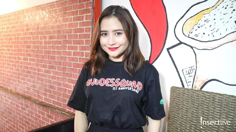Prilly Latuconsina kembali bersitegang dengan netizen usai penampilannya dikomentari karena berambut pendek.