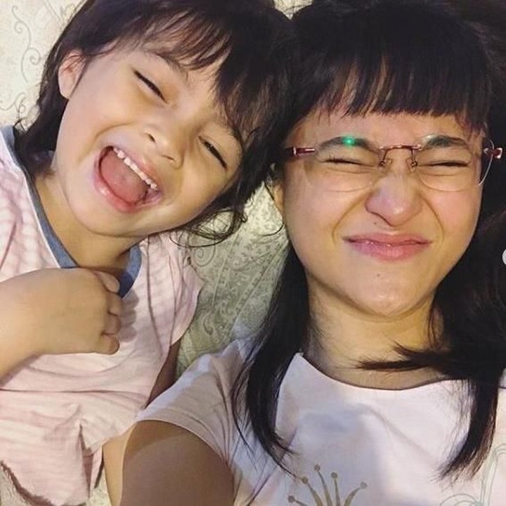 <p>Ibu dan anak ini selalu punya cara seru untuk menghabiskan waktu bersama. Selfie aja sudah bikin mereka <em>happy</em> ya. (Foto: Instagram @siennakasyafani)</p>