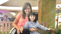<p>Diakui Marshanda jika sekarang anak semata wayangnya itu sudah beranjak besar. Bahkan, bisa diajak <em>hang out</em> bareng nih. (Foto: Instagram @siennakasyafani)</p>