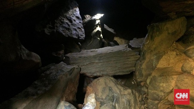 Seorang warga Karawang yang berziarah terjebak selama tujuh jam dalam Gua Naga Mas di Pesawahan, Kuningan. Lorong itu berdiameter 40 cm dan dalam 3 meter.