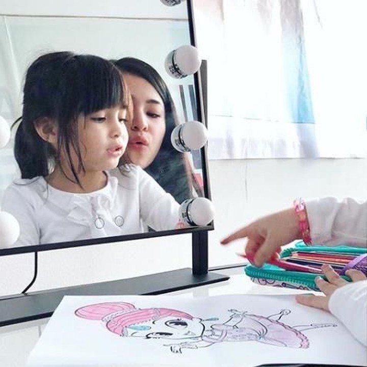 <p>Sienna lagi unjuk hasil karyanya nih ke Bunda Marshanda. Di sela-sela kerja, Marshanda tampak sangat antusias melihat hasil mewarnai putri kecilnya. (Foto: Instagram @marshanda99)</p>