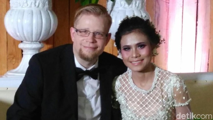 Adrian Saathoff asal Jerman menikah dengan Tri Cahyani warga Purworejo, (12/1/2019)