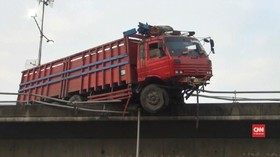 VIDEO: Truk 'Menggantung' di Jalan Layang Tol Slipi