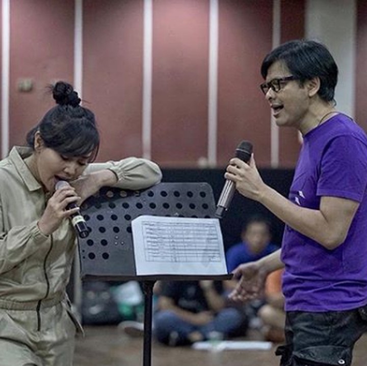 <p><a href="https://hot.detik.com/celeb/d-4380523/sedikit-suguhan-armand-maulana-dan-keluarganya-jelang-konser" target="_blank">Armand Maulana</a> dan Dewi Gita menikah di 1994. Pada 11 Januari 2019, keduanya merayakan ulang tahun pernikahan ke-25. (Foto: Instagram @dewigita01)</p>