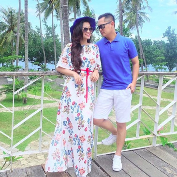 <p>Siapa yang tak tahu penyanyi dangdut, <a href="https://hot.detik.com/celeb/4188291/jokowi-prabowo-berpelukan-fitri-carlina-indahnya-kebersamaan" target="_blank">Fitri Carlina</a>? Kini ia sudah dinikahi seorang pria bernama Hendra Sumendap dan makin mesra. (Foto: Instagram/fitricarlina)</p>