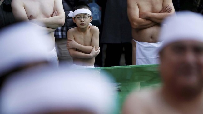 FOTO: Ritual Menyucikan Diri dalam Air Es di Jepang