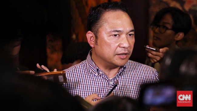 Ikatan Awak Kabin (Ikagi) Garuda Indonesia yang diketuai Zaenal Muttaqin menggugat manajamen perusahaan yang dipimpin Ari Askhara.