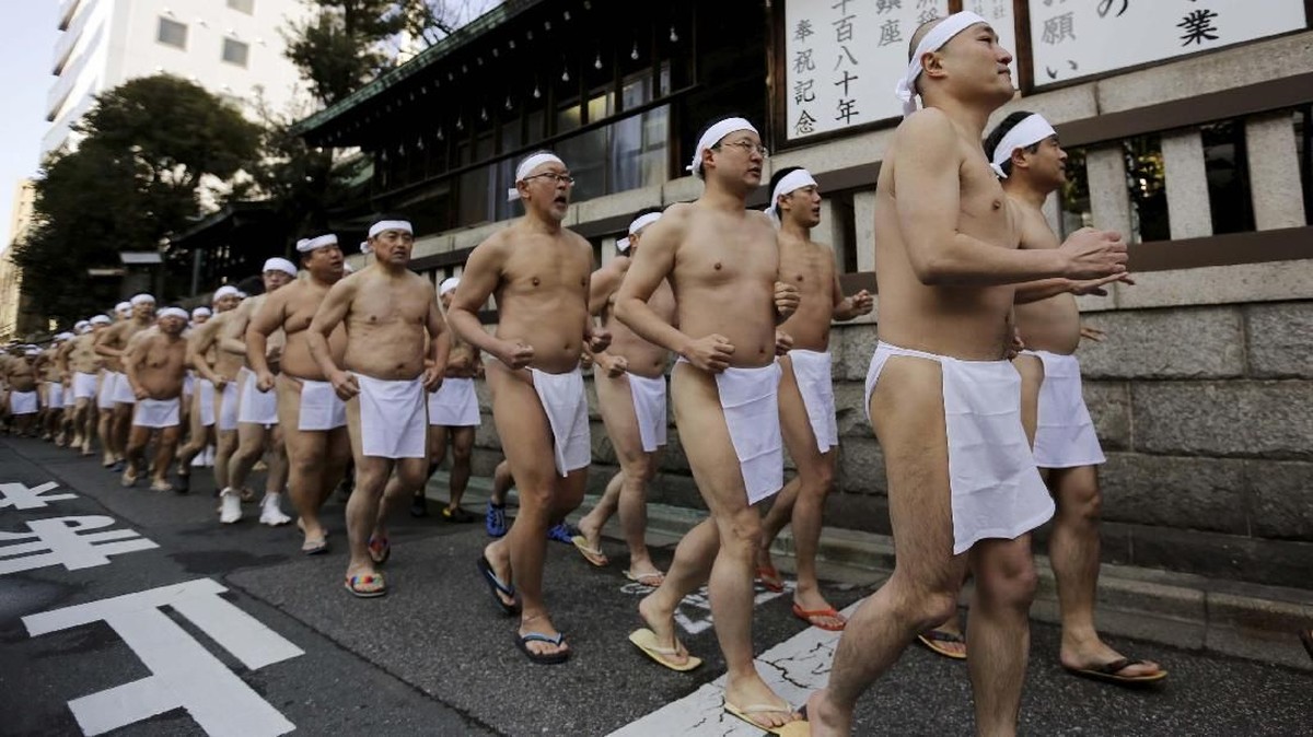 FOTO: Ritual Menyucikan Diri dalam Air Es di Jepang