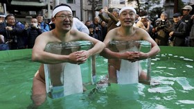 FOTO: Ritual Menyucikan Diri dalam Air Es di Jepang