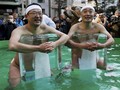 FOTO: Ritual Menyucikan Diri dalam Air Es di Jepang