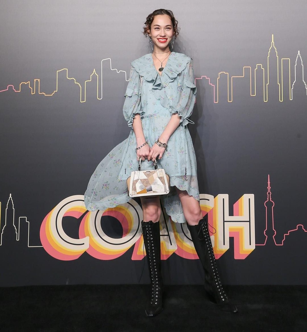 Harry Style dikabarkan tengah menjalin kedekatan dengan model asal Jepang&comma; Kiko Mizuhara&comma; yang tidak lain mantan G-Dragon&period; Yuk&comma; simak lima fakta seputar Kiko&period;