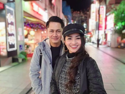 Potret Mesra Penyanyi Dangdut Fitri Carlina dengan Sang Suami