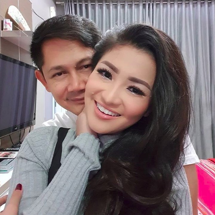 <p>Seperti masih pacaran kan, Bun? He-he-he. (Foto: Instagram/fitricarlina)</p>