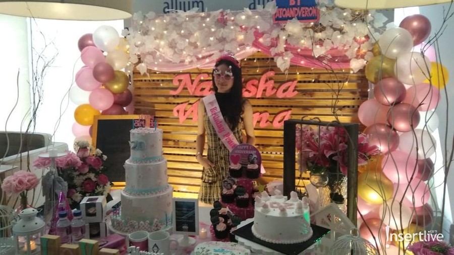 Natasha Wilona merayakan ulang tahun dengan penggemar tanpa sang kekasih, Verrell Bramasta.