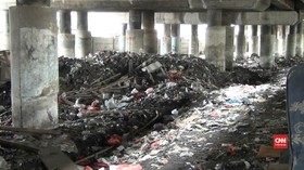 VIDEO: Sampah Kembali Menggunung di Kolong Tol Wiyoto-Wiyono