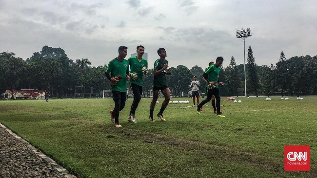 Kiper Borneo FC Nadeo Argawinata mengaku penasaran dilatih legenda kiper Timnas Indonesia, Hendro Kartiko, di Timnas Indonesia U-22.