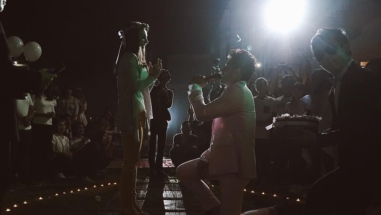 Ammar Zoni resmi melamar sang kekasih Irish Bella pada hari Sabtu (12/1). Simak momen haru dan romantis pasangan ini di acara lamaran mereka.