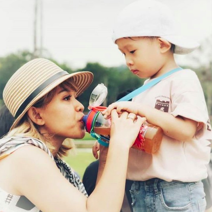 <p>Willis baik banget, Bundanya dikasih minum. (Foto: Instagram/windaviska)</p>