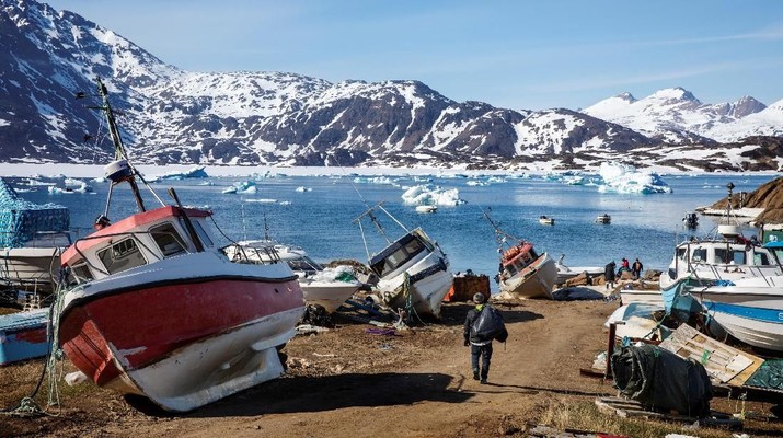 Seal hunter Henrik Josvasson jumps back onto his boat after searching for puffin eggs near the town of Tasiilaq, Greenland, June 16, 2018. REUTERS/Lucas Jackson  SEARCH 