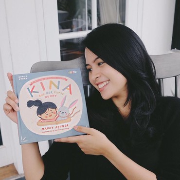 Pose Maudy Ayunda Bersama Buku Anak Terbarunya