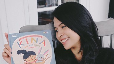 Pose Maudy Ayunda Bersama Buku Anak Terbarunya