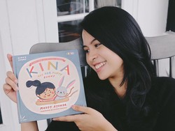 Pose Maudy Ayunda Bersama Buku Anak Terbarunya