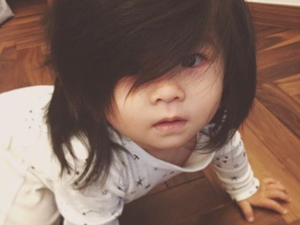 6 Foto Baby Chanco, Si Bayi Berambut Tebal yang Menggemaskan