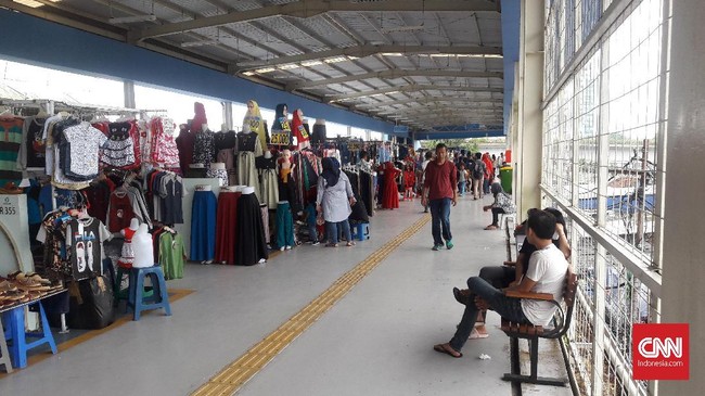 Warga cenderung memilih menggunakan tangga dekat Halte Jak Lingko untuk memangkas jarak tempuh Skybridge Tanah Abang yang dianggap terlalu jauh.