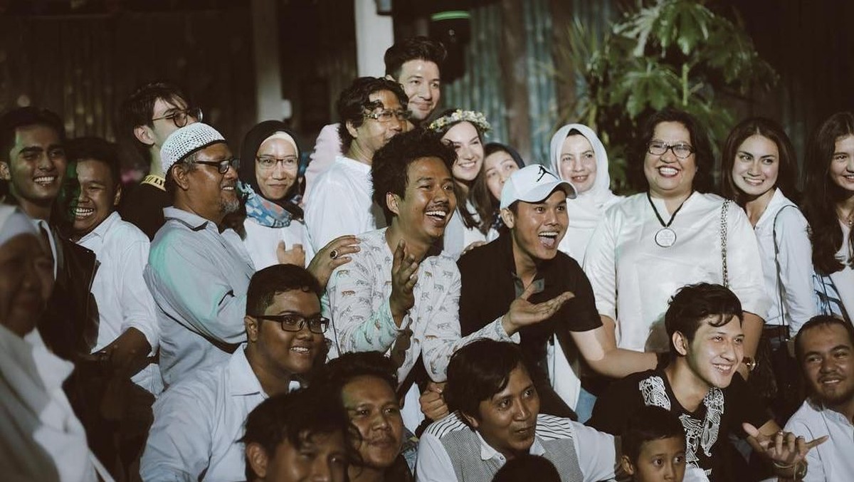 Ammar Zoni resmi melamar sang kekasih Irish Bella pada hari Sabtu &lpar;12&sol;1&rpar;&period; Simak momen haru dan romantis pasangan ini di acara lamaran mereka&period;