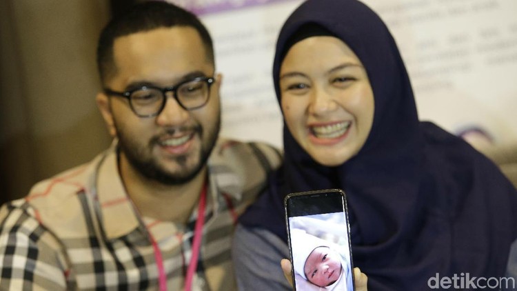 Memiliki dua buah hati membuat Revalina S. Temat harus bisa memberikan kasih sayang kepada anaknya dengan adil.