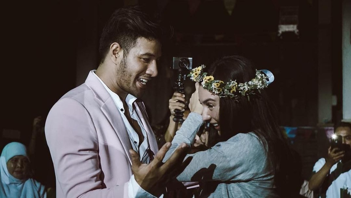 Ammar Zoni resmi melamar sang kekasih Irish Bella pada hari Sabtu &lpar;12&sol;1&rpar;&period; Simak momen haru dan romantis pasangan ini di acara lamaran mereka&period;