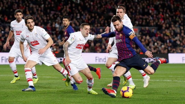 Barcelona kian mantap di puncak klasemen La Liga Spanyol usai melumat Eibar dengan skor 3-0 di Stadion Camp Nou, Minggu (13/1) waktu setempat.