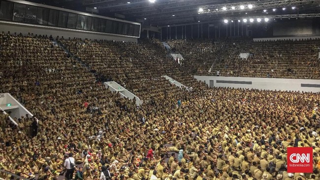Pemerintahan Presiden Jokowi memutuskan menunda penyetaraan gaji kepala desa dan perangkat desa lainnya selevel PNS golongan IIA dari Maret 2019 ke tahun depan.