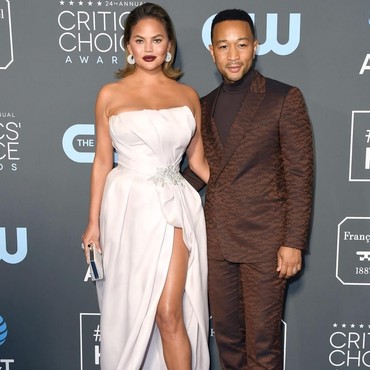 Operasi Payudara, Chrissy Teigen Khawatir dengan Kehamilannya