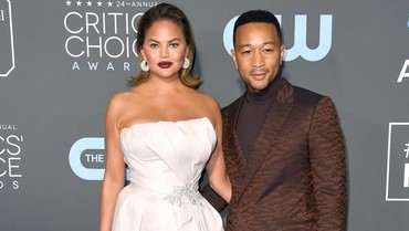 img-title Operasi Payudara, Chrissy Teigen Khawatir dengan Kehamilannya