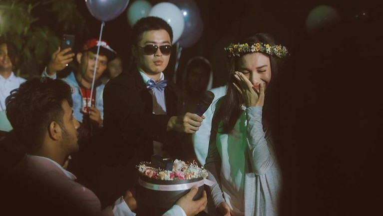 Ammar Zoni resmi melamar sang kekasih Irish Bella pada hari Sabtu (12/1). Simak momen haru dan romantis pasangan ini di acara lamaran mereka.
