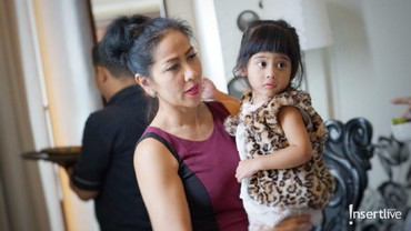 img-title Karantina Diri di Rumah, Venna Melinda Rajin Olahraga dan Berjemur