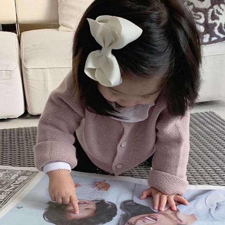 <p>Baby Chanco kegirangan melihat fotonya sendiri di iklan koran, hi-hi. (Foto: Instagram @babychanco)</p>