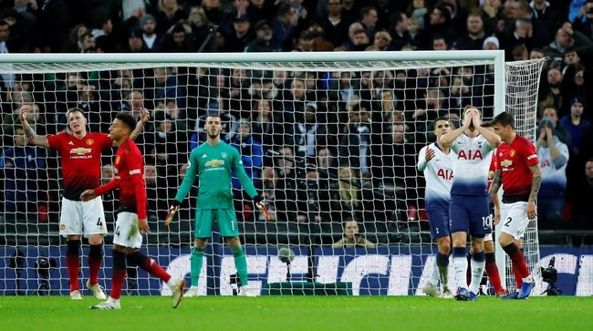 Meme lucu kiper Manchester United, David De Gea, bikin frustrasi para pemain Tottenham Hotspur tersebar di media sosial Twitter.