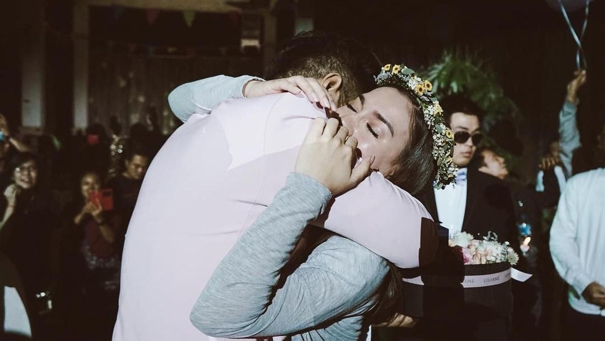 Ammar Zoni resmi melamar sang kekasih Irish Bella pada hari Sabtu &lpar;12&sol;1&rpar;&period; Simak momen haru dan romantis pasangan ini di acara lamaran mereka&period;