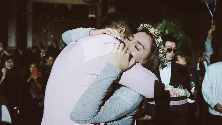 Ammar Zoni resmi melamar sang kekasih Irish Bella pada hari Sabtu (12/1). Simak momen haru dan romantis pasangan ini di acara lamaran mereka.
