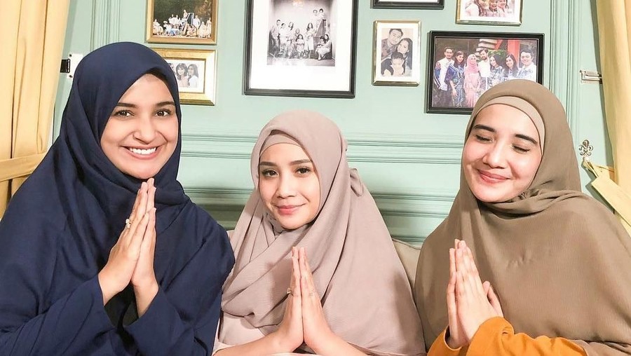 Nagita Slavina Dipakaikan Hijab oleh Zaskia Sungkar dan Shireen Sungkar