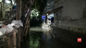 VIDEO: Tanggul Jebol, Air Genangi Rumah Warga di Pasar Minggu