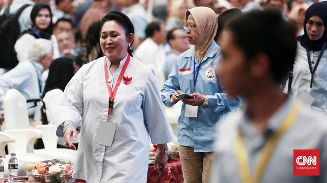 Sejumlah tokoh politik tampak di hadir di acara Malam Munajat 212 di Monas, Jakarta pada Kamis (21/2) termasuk Titiek Soeharto yang mendapat sambutan meriah.