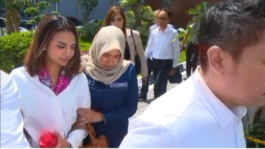 Vanessa Angel sambangi kapolda Jawa Timur untuk wajib lapor. Setelah diduga terlibat kasus prostitusi onine, Vanessa kini berstatus sebagai saksi.