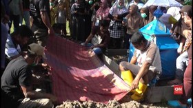 VIDEO: Beda Pilihan Caleg, Kuburan Keluarga Dipisahkan