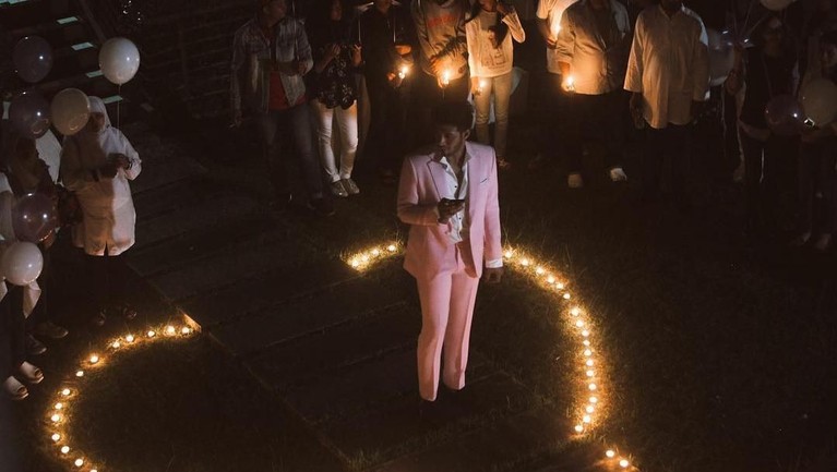 Ammar Zoni resmi melamar sang kekasih Irish Bella pada hari Sabtu (12/1). Simak momen haru dan romantis pasangan ini di acara lamaran mereka.