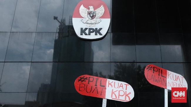 Survei Penilaian Integritas (SPI) KPK terhadap enam kementerian/lembaga dan 20 pemerintah daerah menyebut persoalan integritas berkaitan dengan keberadaan calo.